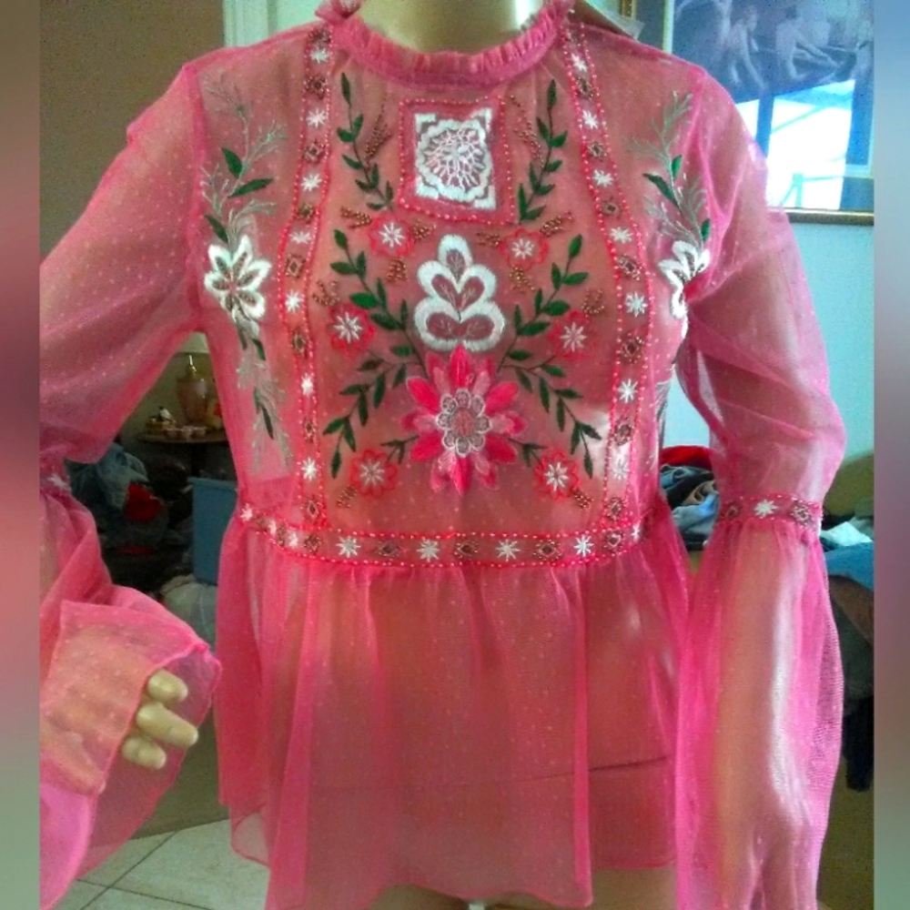BNWOT SHEER PINK TOP SZ. 6 FLOWY SLEEVES FLORAL EMBROIDERY MISS SELFRIDGE BEAUTY